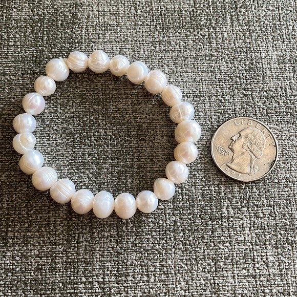 Natural Freshwater Pearl Stretch Bracelet - Picture 7 of 9